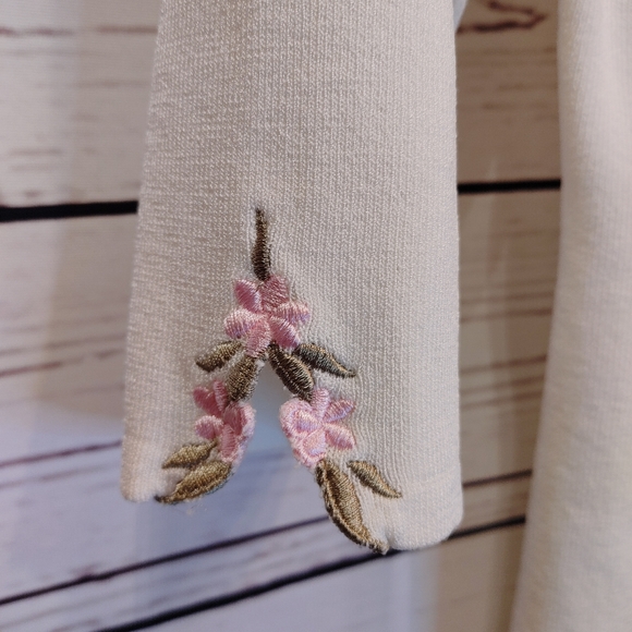 INSIGHT Scalloped Floral Top - Picture 6 of 8